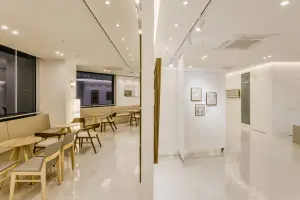 화이트 파티션으로 연출한 모던 갤러리 공간